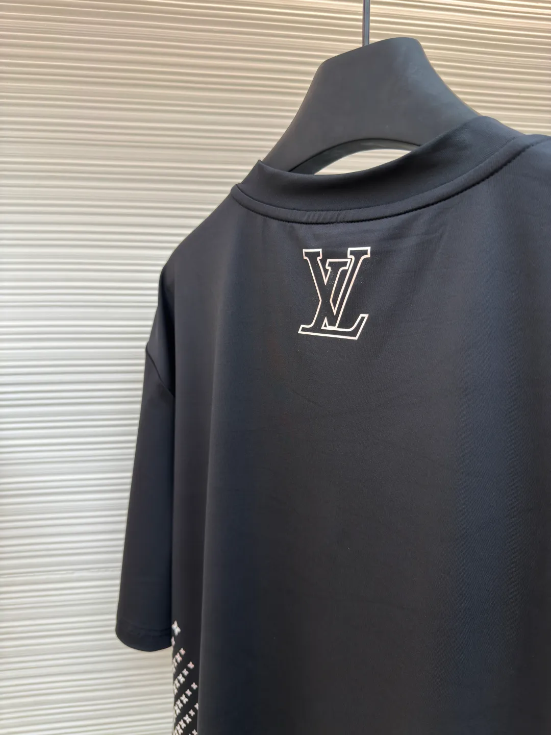 LOUISVUITTON white ink heat transfer T-shirt ●Authentic product: Purchased and developed for 8300 ●Item number: 1680106-A30 ●Fabric: nylon-ammonium blended fabric ●Technology: Printing ●Version: Fitted version ●Weight: about 235 grams ●Size: XS-S-M-L ●Description: Made of nylon-ammonia blended fabric, long-fiber high-F nylon yarn is used to weave the gray cloth. After dyeing in the vat, the surface of the gray cloth is lightly sanded to produce fine velvet. The fabric feels soft and skin-friendly. There are a total of 7 cutting pieces on the front and back sleeves, which are used for positioning heat transfer technology. Korean heat transfer lettering film material is used, and the Y version is traced to make the pattern. The back collar overlock webbing is customized with a double-layered letter jacquard process made of cotton. The overall wiring is straight and delicate, the fabric is comfortable and soft, and the color is consistent without color difference. It can be matched with the same style to create a fashionable look and control various occasions. Customized accessories, complete with three standards, same style for men and women!